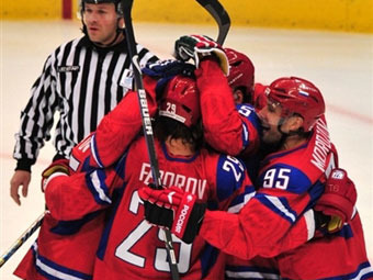 Российские хоккеисты празднуют гол в ворота сборной Латвии. Фото (c)AFP