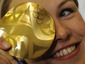 Магдалена Нойнер с золотой медалью Олимпиады-2010. Фото (c)AFP