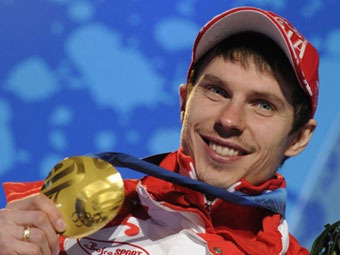 Евгений Устюгов с золотой медалью Олимпиады-2010. Фото (c)AFP
