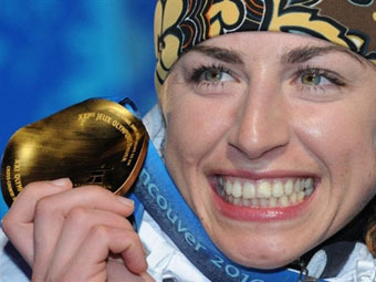 Юстина Ковальчик с золотой медалью Олимпиады-2010. Фото (c)AFP