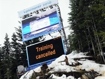 Оповещение об отмене тренировке на олимпийской горнолыжной трассе. Фото (c)AFP