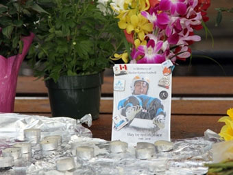 Цветы в память о Нодаре Кумариташвили в канадском Уистлере. Фото (c)AFP