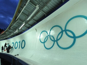 Участок санно-бобслейной трассы Олимпиады-2010. Фото (c)AFP