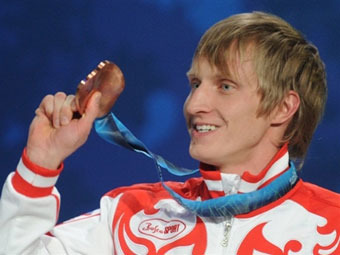 Иван Скобрев с бронзовой медалью Игр-2010. Фото (c)AFP