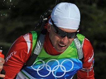 Польский биатлонист Томаш Сикора. На левой руке - перевернутый флаг. Фото (c)AFP