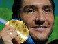 Эван Лайсачек с золотой медалью Игр-2010. Фото (c)AFP