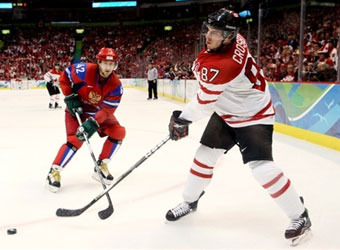 Сергей Зиновьев (слева) во время матча Россия - Канада. Фото (c)AFP